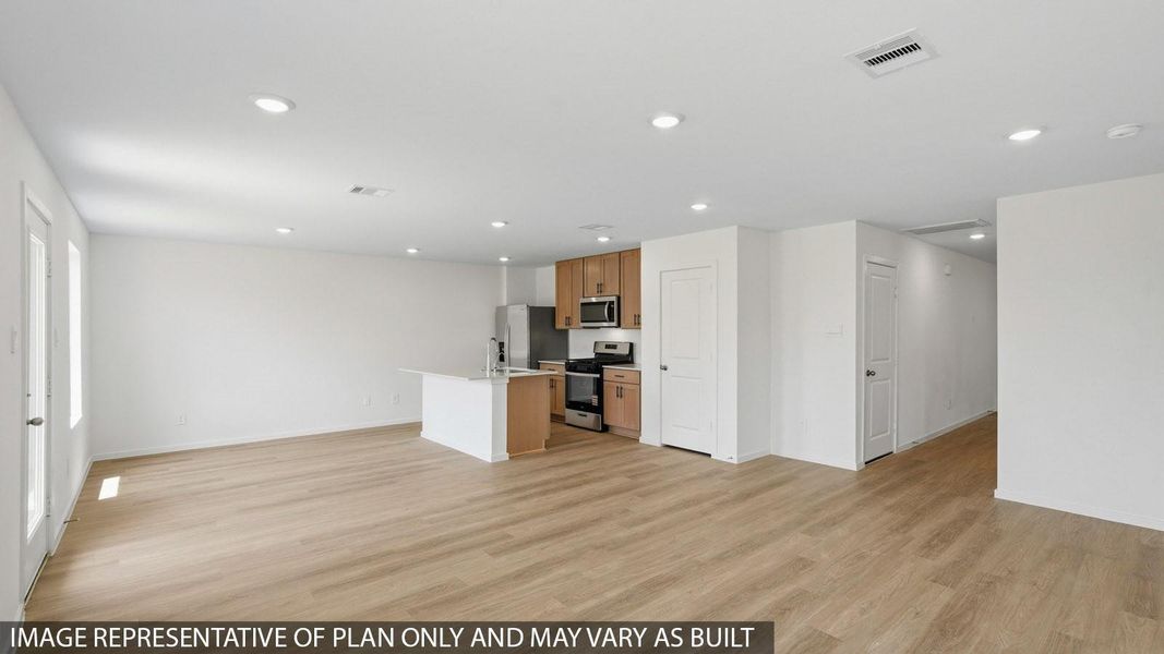 Spacious, unfurnished interior of a new home in Sunterra, Katy (Image 9).