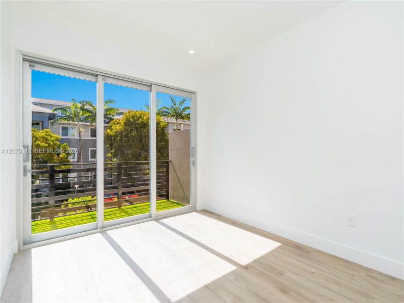 Spacious, unfurnished interior of a new home in , Fort Lauderdale (Image 12).