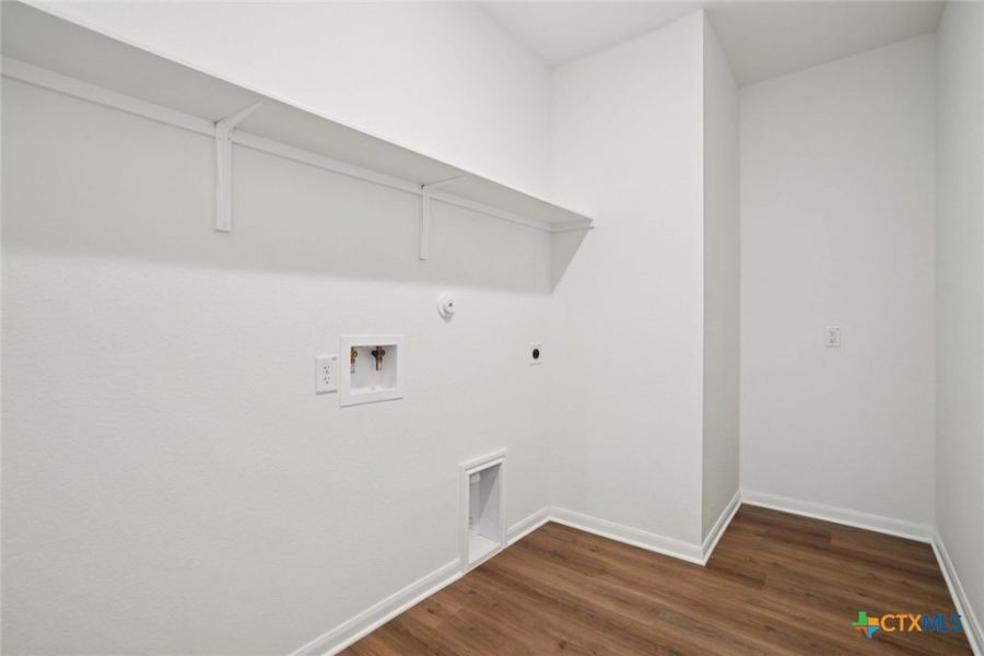 Spacious, unfurnished interior of a new home in Village at Three Oaks, Seguin (Image 17).
