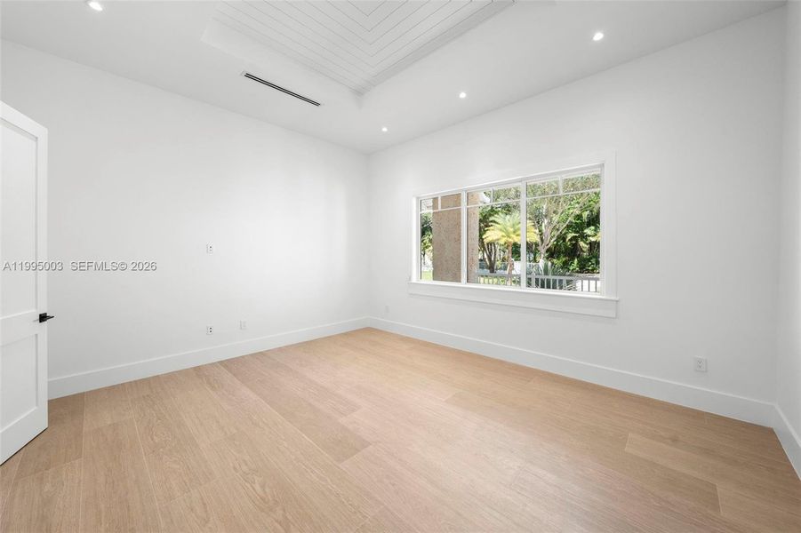 Spacious, unfurnished interior of a new home in , Pinecrest (Image 36).