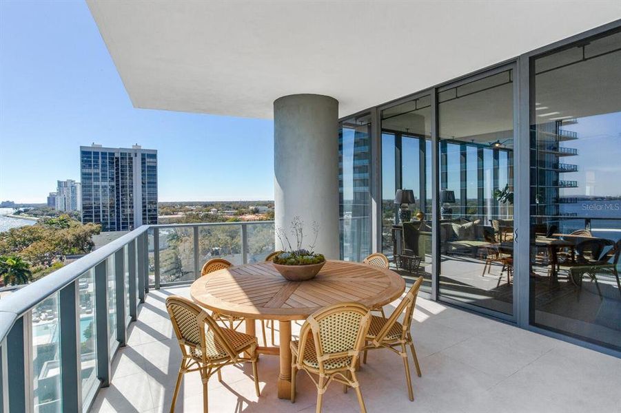 Condo located in Tampa, FL showcasing its design and architecture (Image 5).