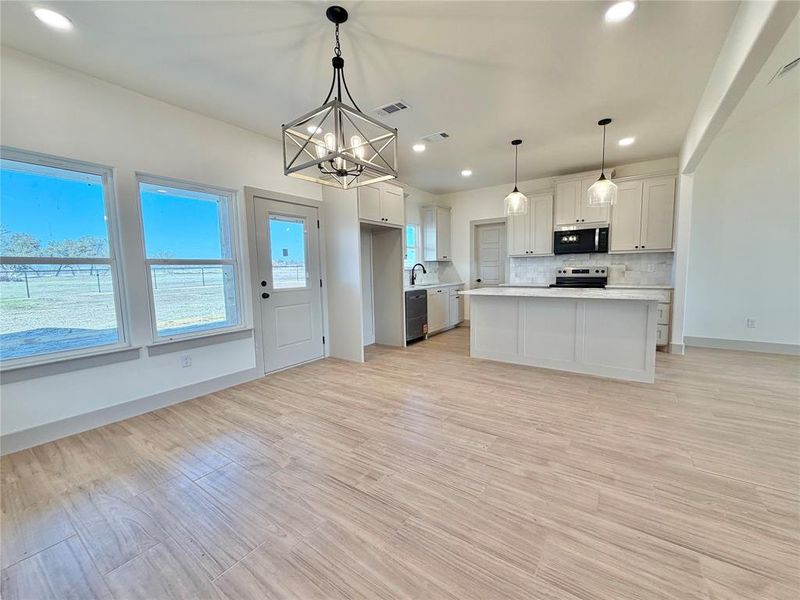 Spacious, unfurnished interior of a new home in , Weatherford (Image 11).