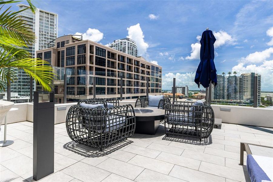 Condo located in St. Petersburg, FL showcasing its design and architecture (Image 37).