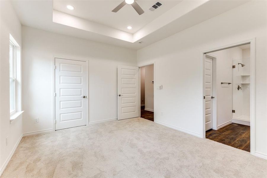 Spacious, unfurnished interior of a new home in , Granbury (Image 23).