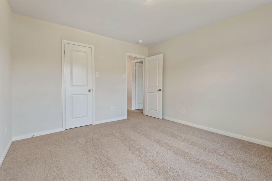 Spacious, unfurnished interior of a new home in Pinewood Trails, Cleveland (Image 17).