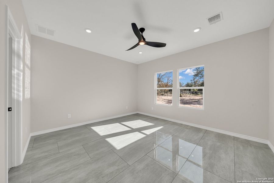 Spacious, unfurnished interior of a new home in , Natalia (Image 15).