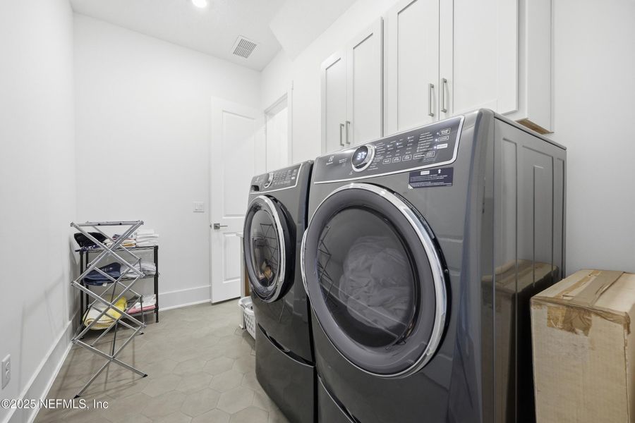 Close-up of interior finishes inside a home in , Jacksonville (Image 20).