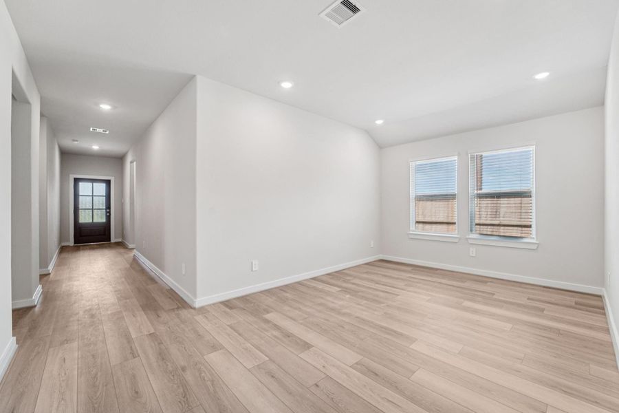 Spacious, unfurnished interior of a new home in Stewart's Ranch, Conroe (Image 28).