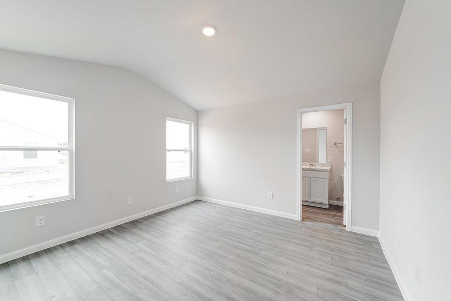 Spacious, unfurnished interior of a new home in Santa Fe, Cleveland (Image 20).