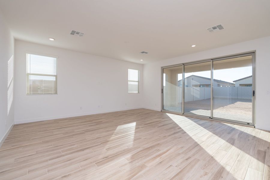 Spacious, unfurnished interior of a new home in Terraza, San Tan Valley (Image 10). Spacious, unfurnished interior of a new home in Terraza, San Tan Valley (Image 10).