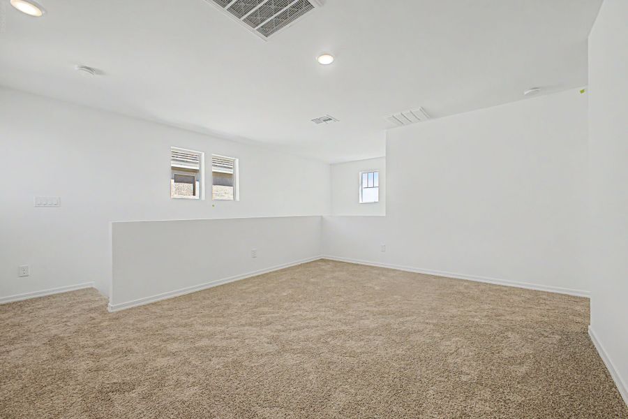 Spacious, unfurnished interior of a new home in Baker Farms, Phoenix (Image 10).