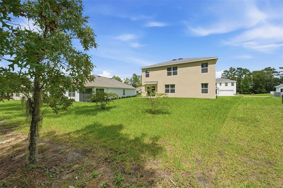 Exterior details and patio area of a home in Lake Diamond, Ocala (Image 4).