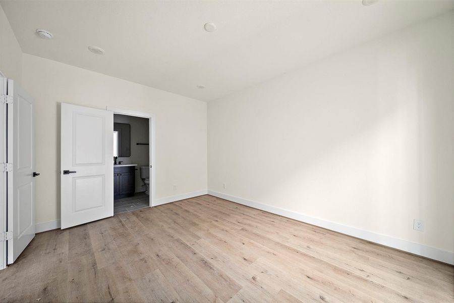 Spacious, unfurnished interior of a new home in , Houston (Image 22).