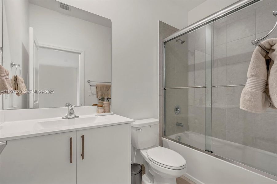 Furnished interior view inside a new home in , Coral Springs (Image 33).