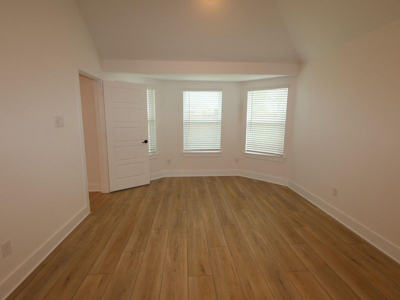 Spacious, unfurnished interior of a new home in Lago Mar, Santa Fe (Image 20).