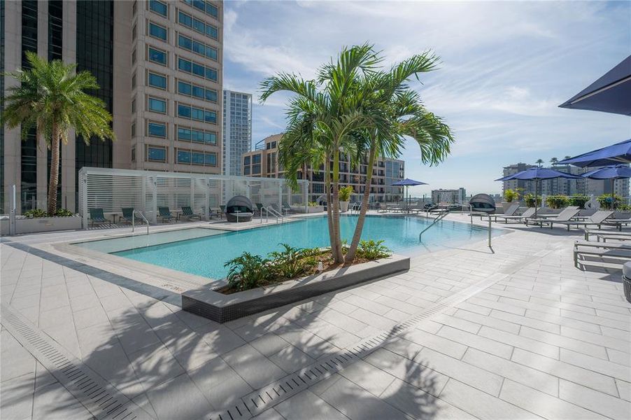 Condo located in St. Petersburg, FL showcasing its design and architecture (Image 42).