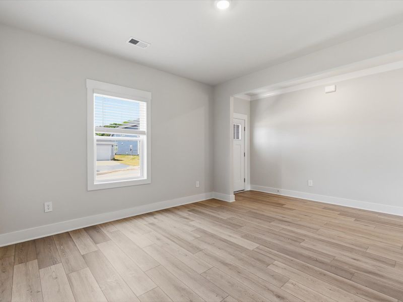 Spacious, unfurnished interior of a new home in Crossing at Abner Creek, Greer (Image 11).