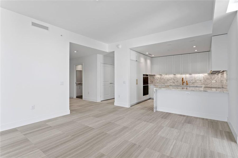 Spacious, unfurnished interior of a new home in , Tampa (Image 65).