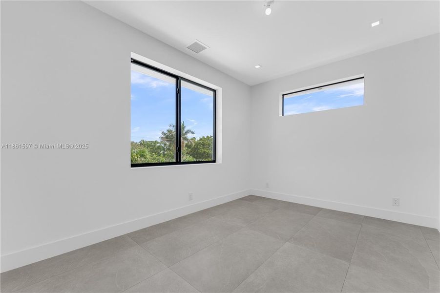 Spacious, unfurnished interior of a new home in , Pompano Beach (Image 28).