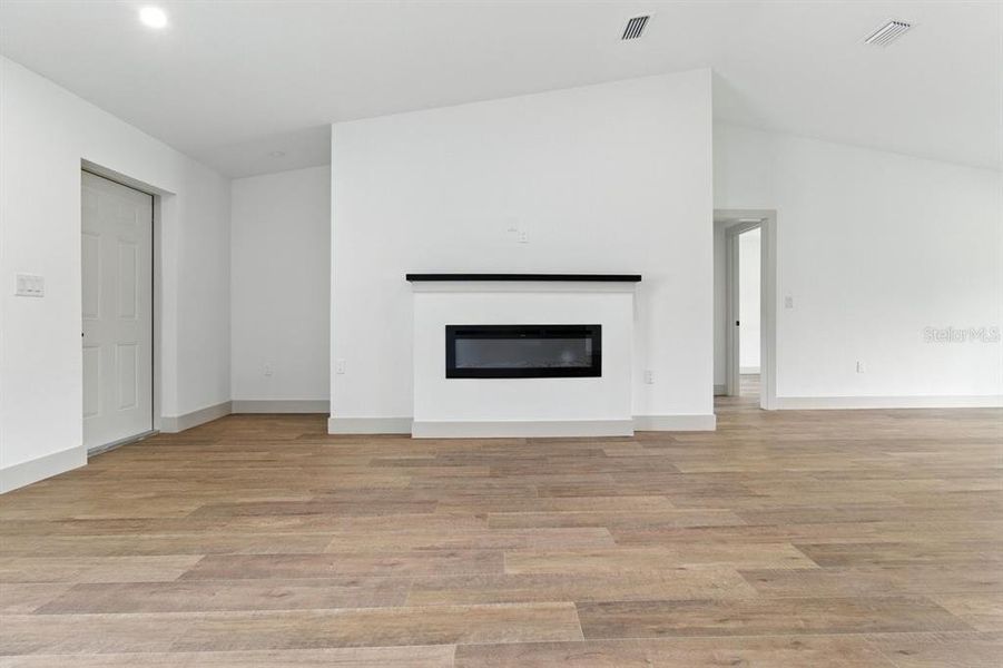 Spacious, unfurnished interior of a new home in , North Port (Image 12).