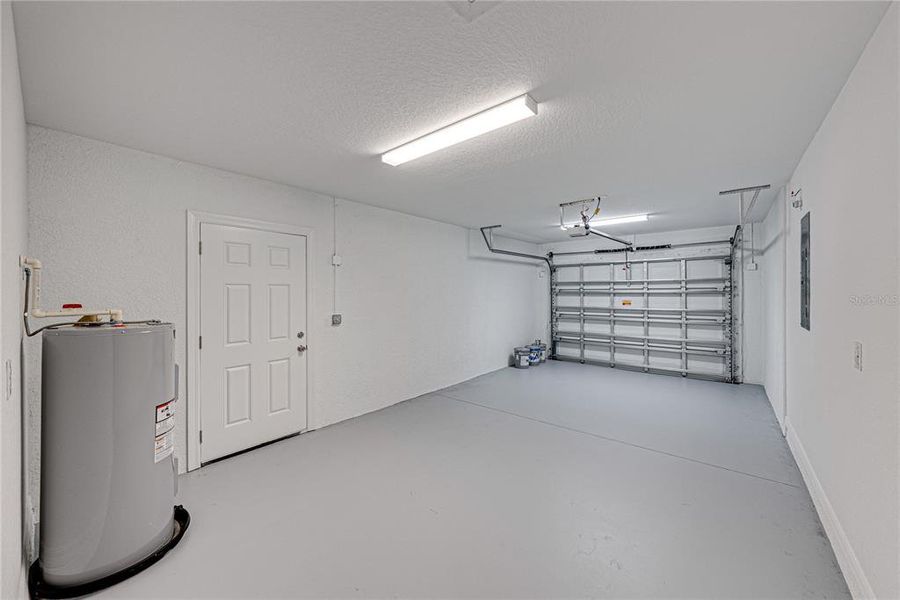 Spacious, unfurnished interior of a new home in , Bartow (Image 36).