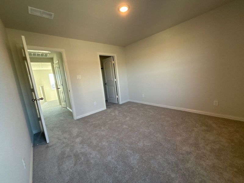 Spacious, unfurnished interior of a new home in Waterford Park, Weatherford (Image 20).