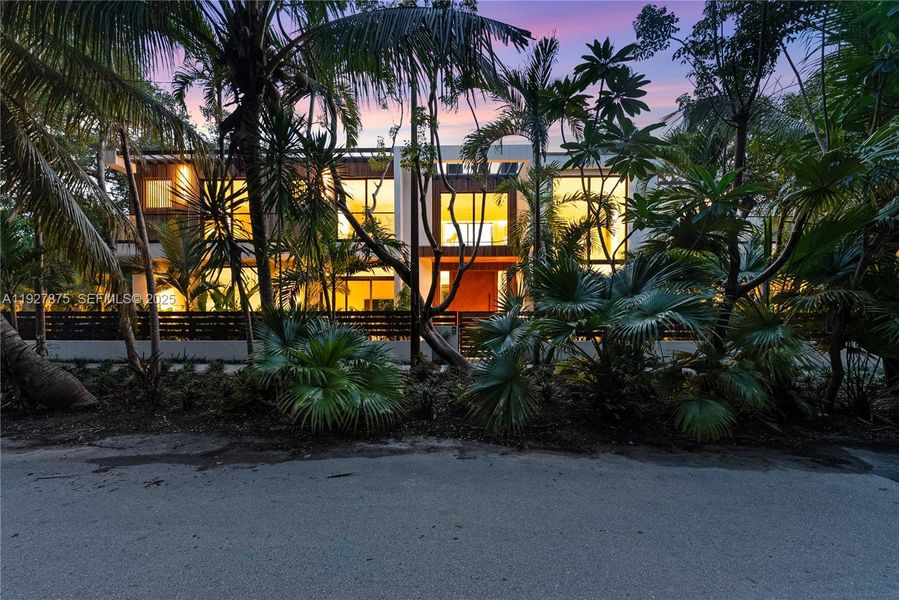 Exterior details and patio area of a home in , Miami (Image 28).