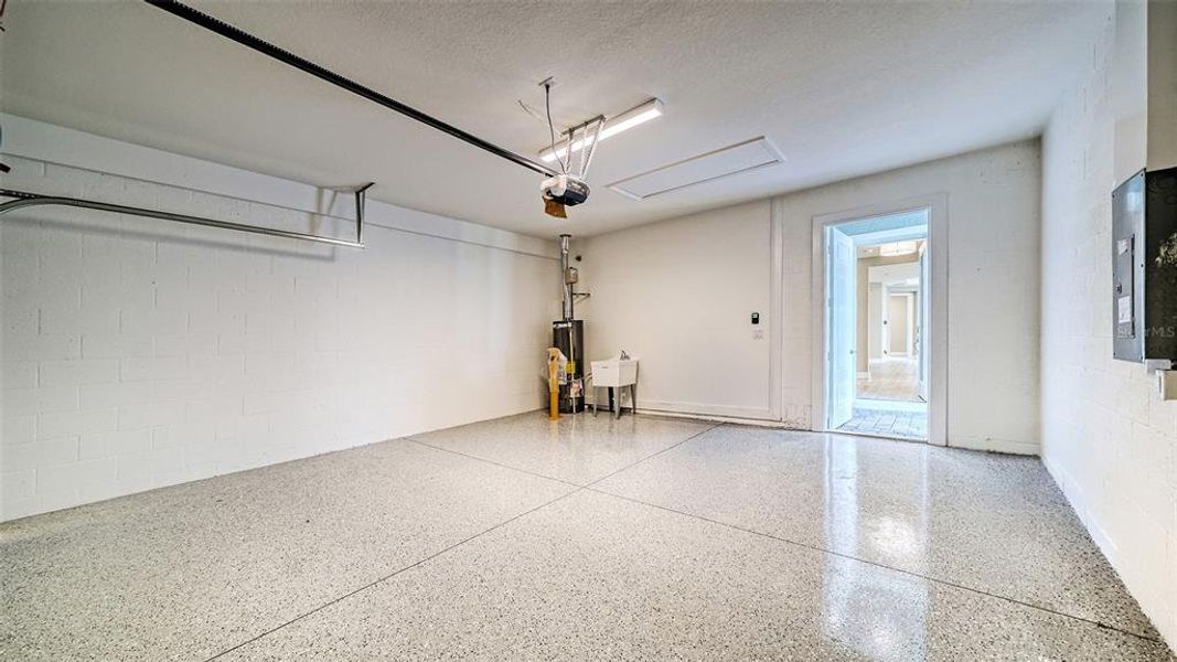 Spacious, unfurnished interior of a new home in Windward, Lakewood Ranch (Image 18).