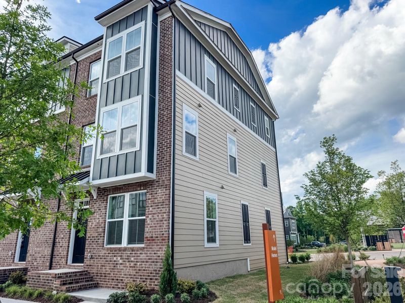 Condo located in Charlotte, NC showcasing its design and architecture (Image 3).