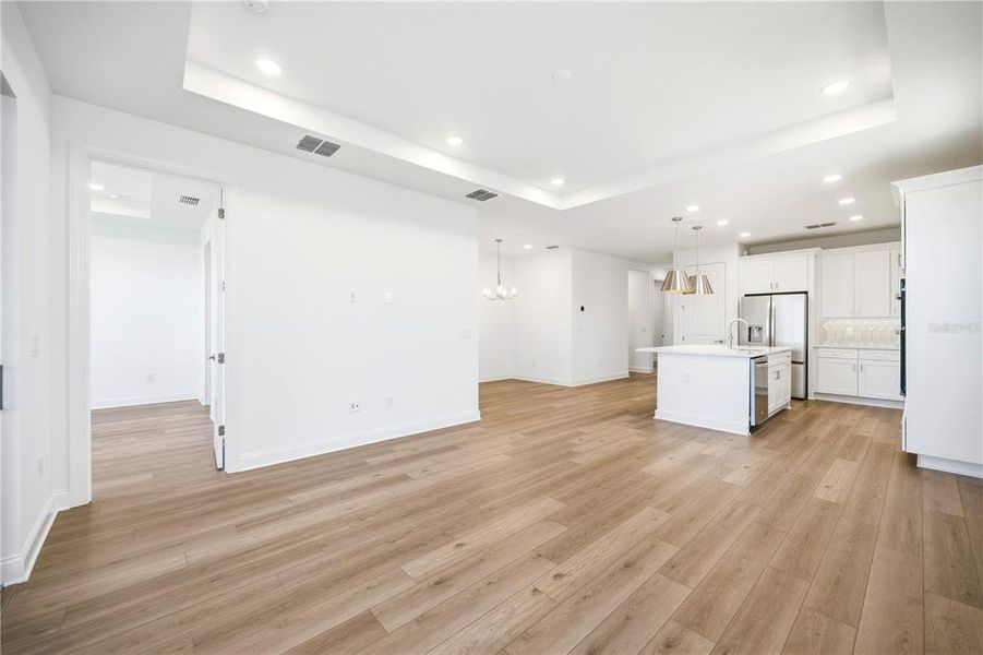 Spacious, unfurnished interior of a new home in , Apollo Beach (Image 13).
