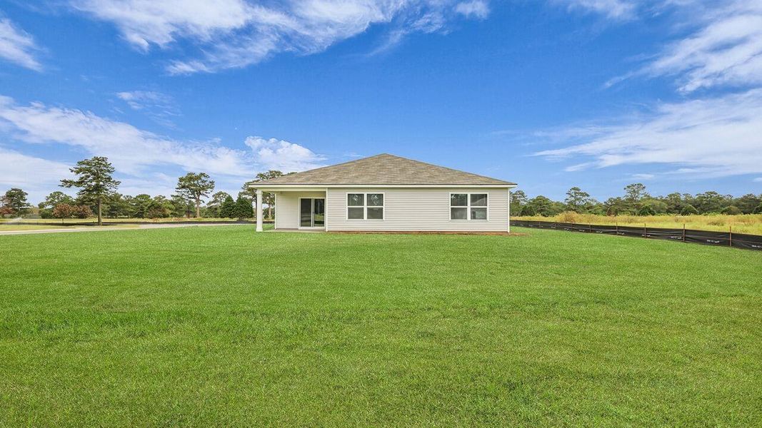 Exterior details and patio area of a home in Huggins Hill, Manning (Image 4).