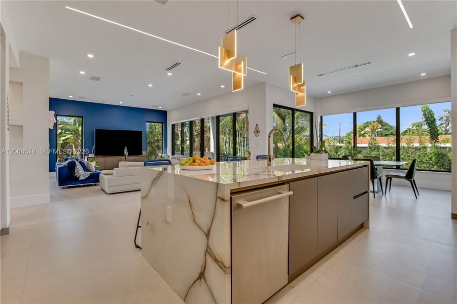 Community amenities in , Surfside (Image 39).