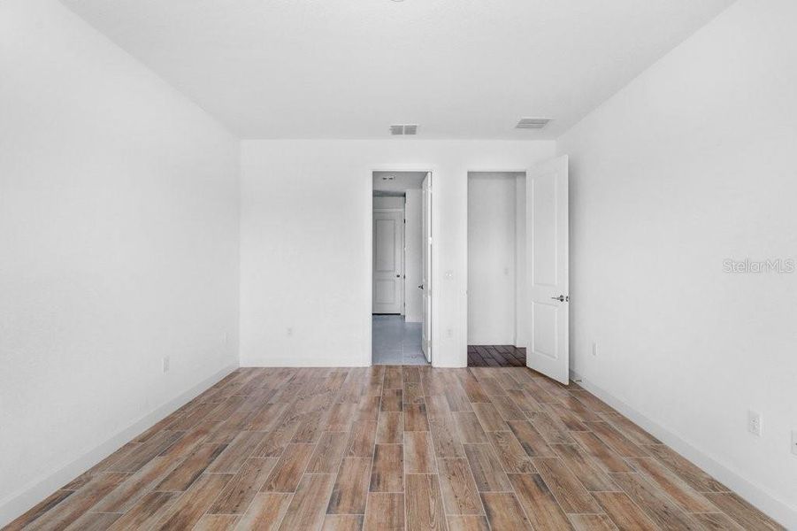 Spacious, unfurnished interior of a new home in Esplanade at Artisan Lakes, Palmetto (Image 24).
