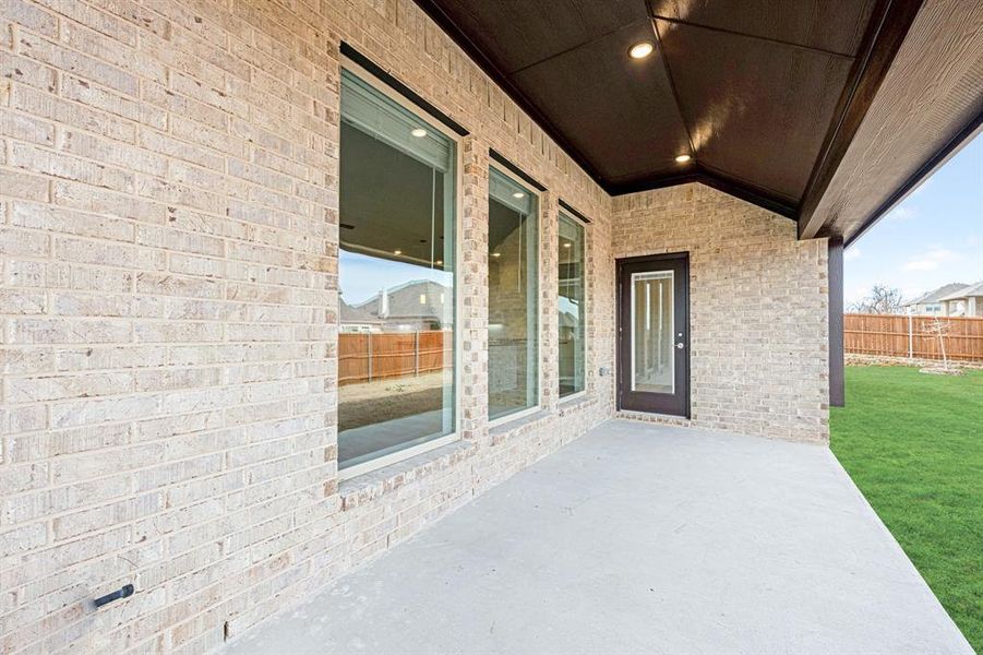 Exterior details and patio area of a home in Rockwood, Mansfield (Image 3).