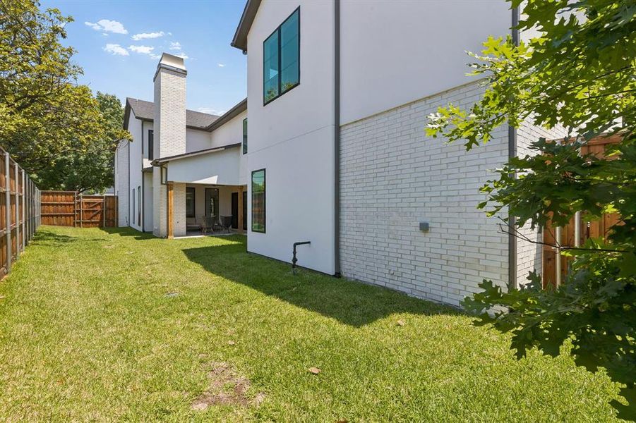 Exterior details and patio area of a home in , Dallas (Image 26).