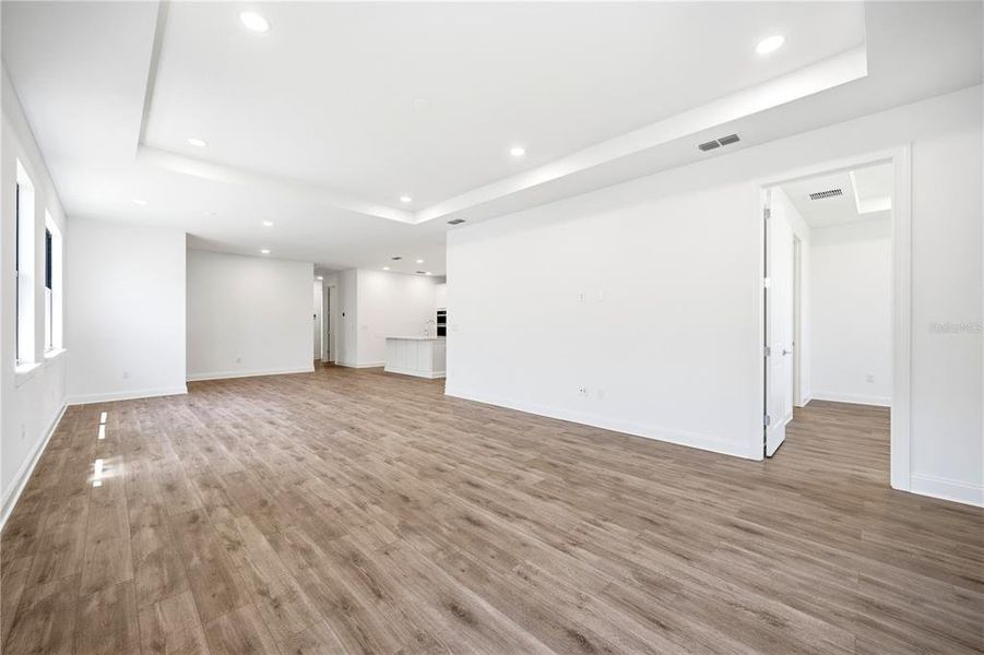 Spacious, unfurnished interior of a new home in , Apollo Beach (Image 15).