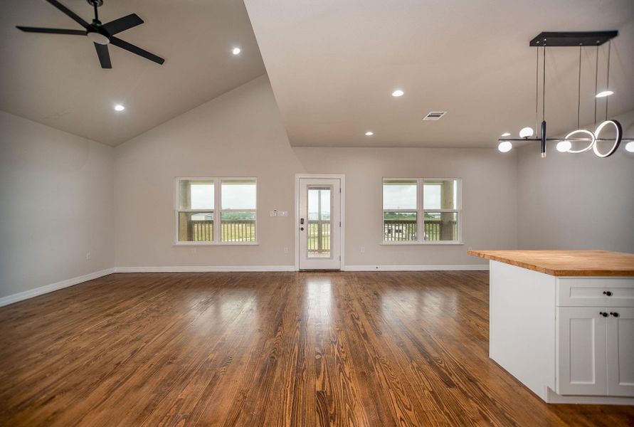Spacious, unfurnished interior of a new home in , Port Lavaca (Image 30).