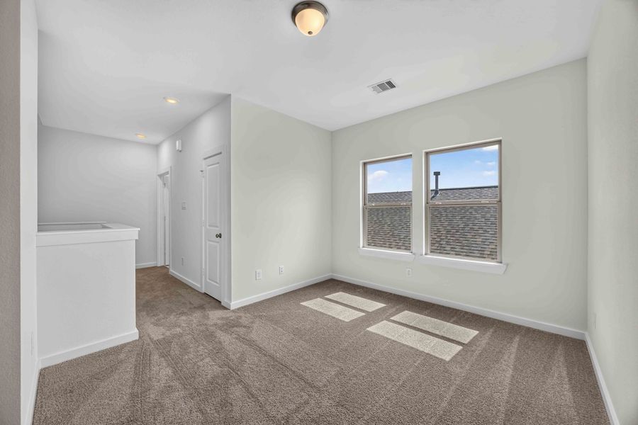 Spacious, unfurnished interior of a new home in La Segarra 40', Brookshire (Image 24).