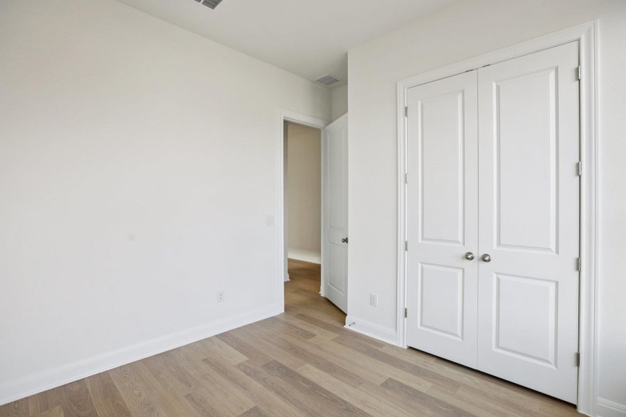 Spacious, unfurnished interior of a new home in Persimmon, Buda (Image 16).