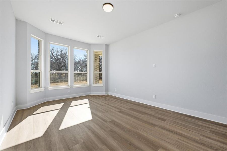 Spacious, unfurnished interior of a new home in Wildridge, Oak Point (Image 20).
