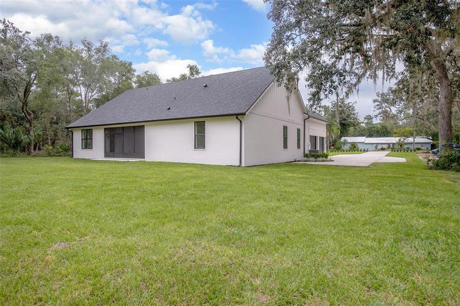 Exterior details and patio area of a home in , Deland (Image 4).