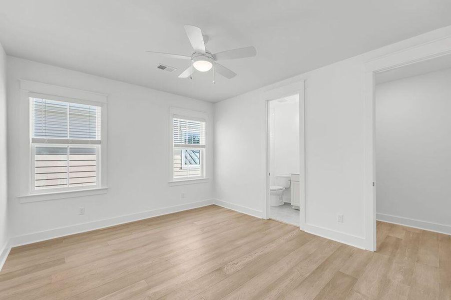 Spacious, unfurnished interior of a new home in Central Park, Charleston (Image 36).