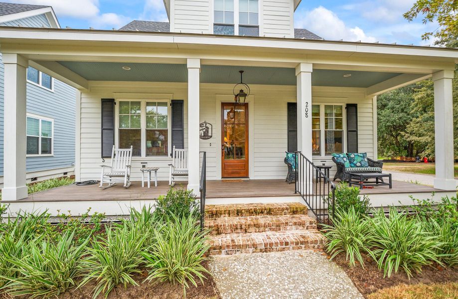 Exterior details and patio area of a home in , Beaufort (Image 31).