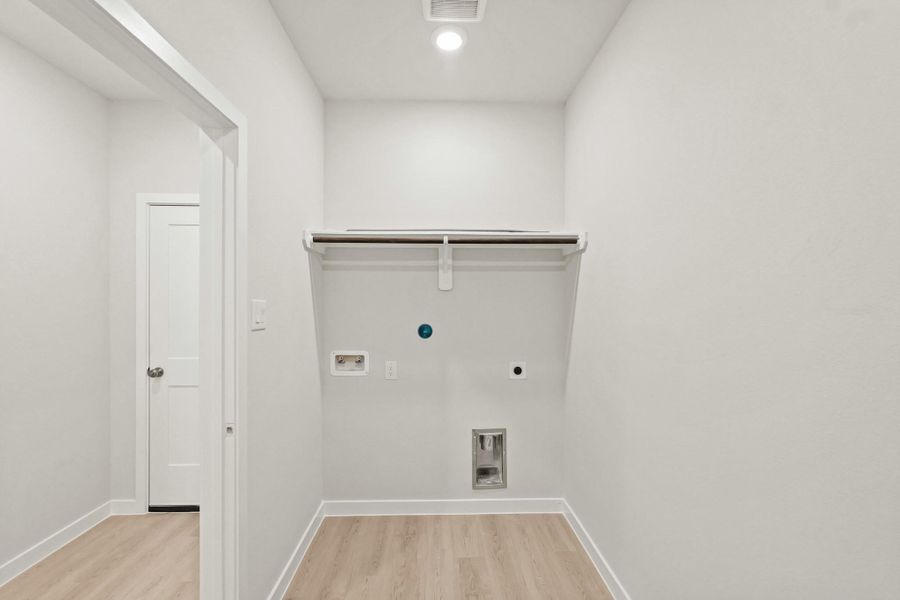 Spacious, unfurnished interior of a new home in Caney Mills, Conroe (Image 22).