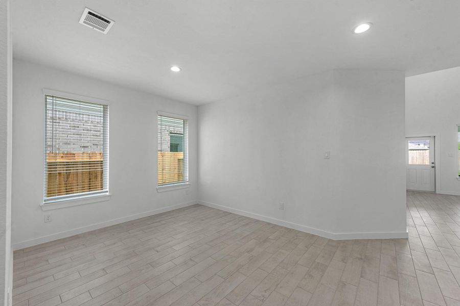 Spacious, unfurnished interior of a new home in Grand Mason Crossing, Katy (Image 23).