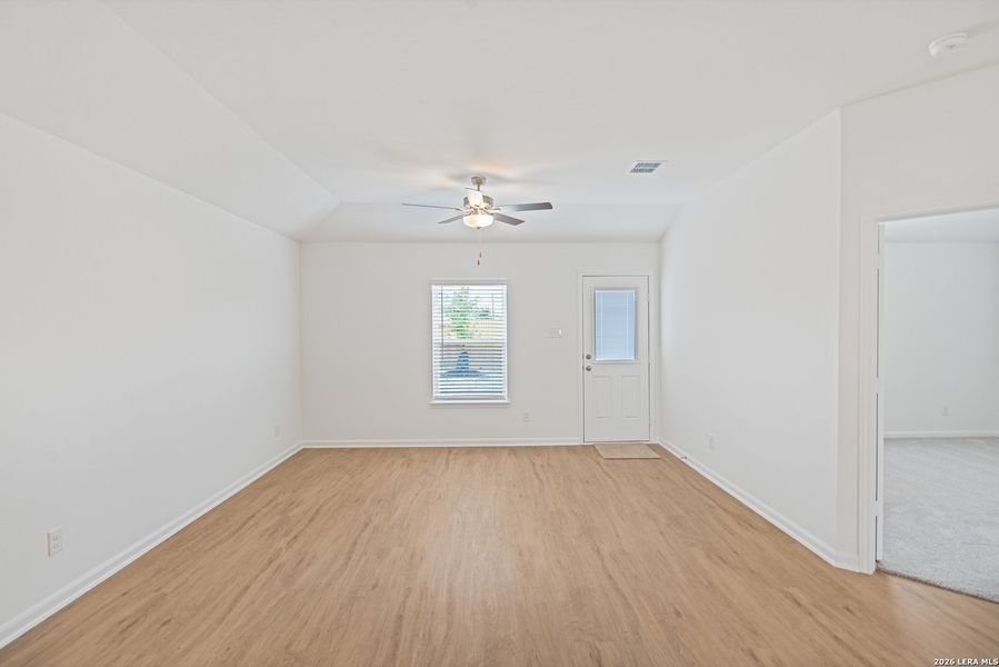 Spacious, unfurnished interior of a new home in Luckey Ranch, San Antonio (Image 19).