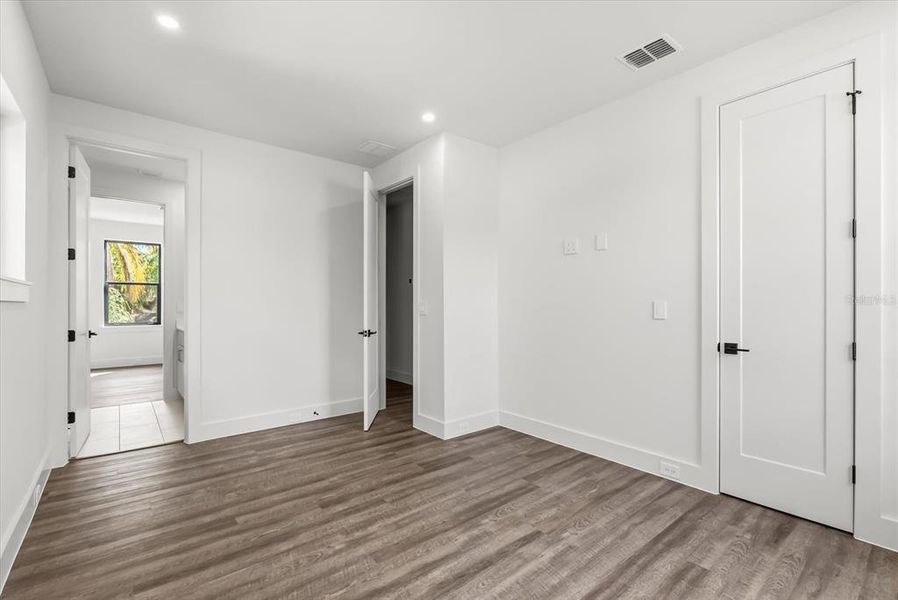 Spacious, unfurnished interior of a new home in , Orlando (Image 23).