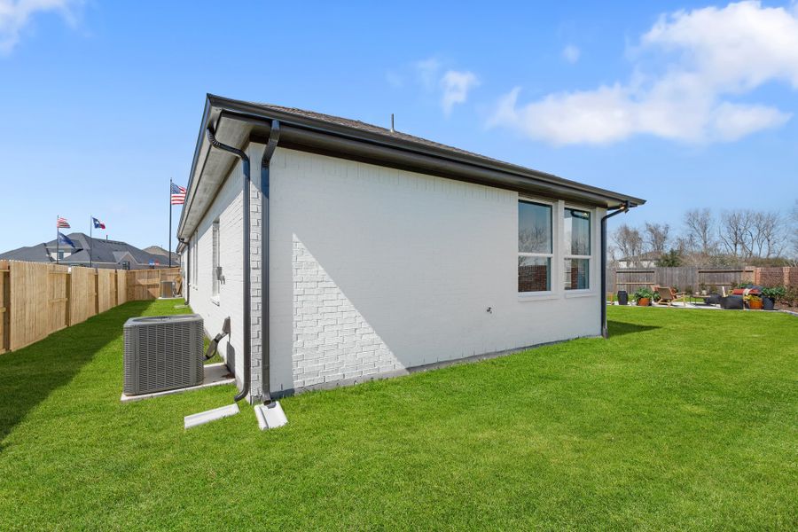 Exterior details and patio area of a home in Sienna, Missouri City (Image 24).