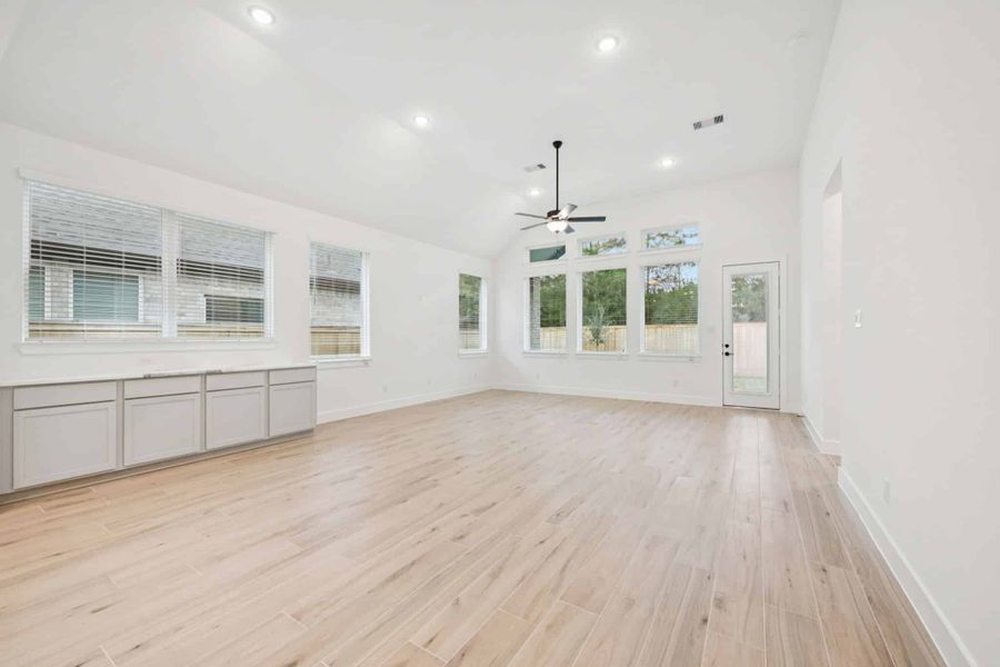 Spacious, unfurnished interior of a new home in Kresston, Montgomery (Image 14).