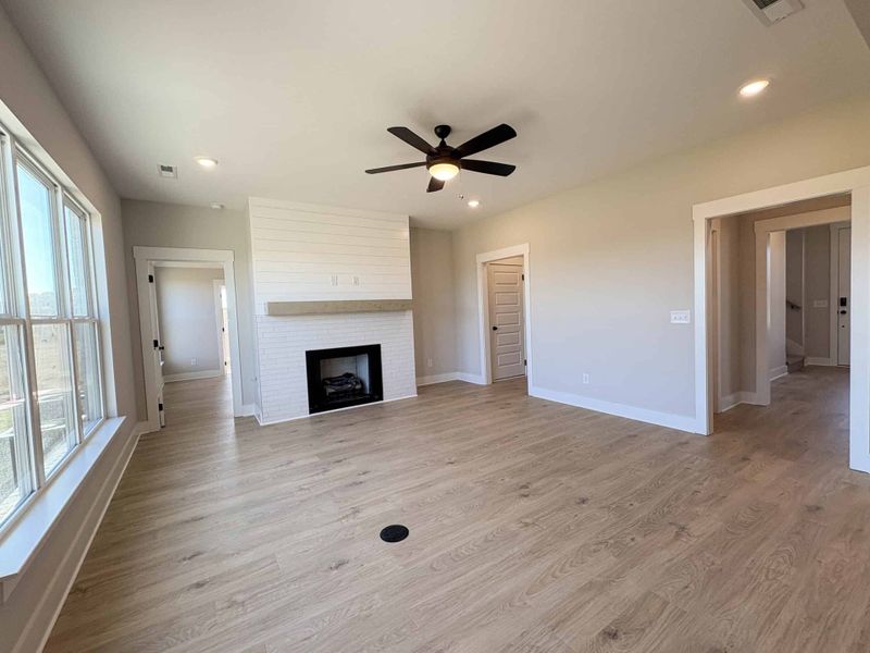 Spacious, unfurnished interior of a new home in , Gallatin (Image 6).